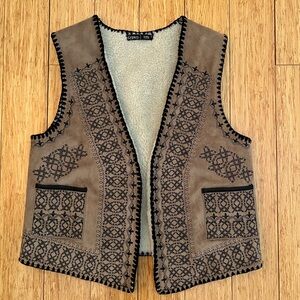 Gypsy 05 vintage Sherpa embroidered vest small small